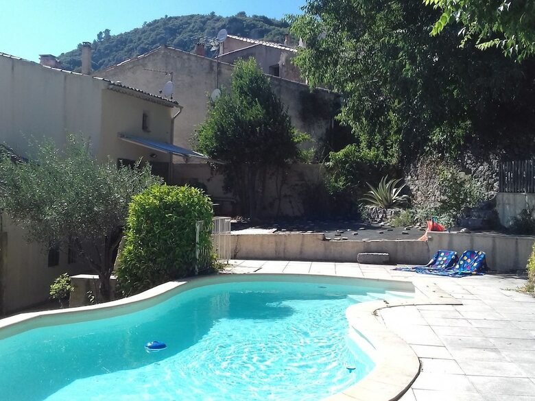 Charming Villa In Meounes-les-montrieux With Jacuzzi