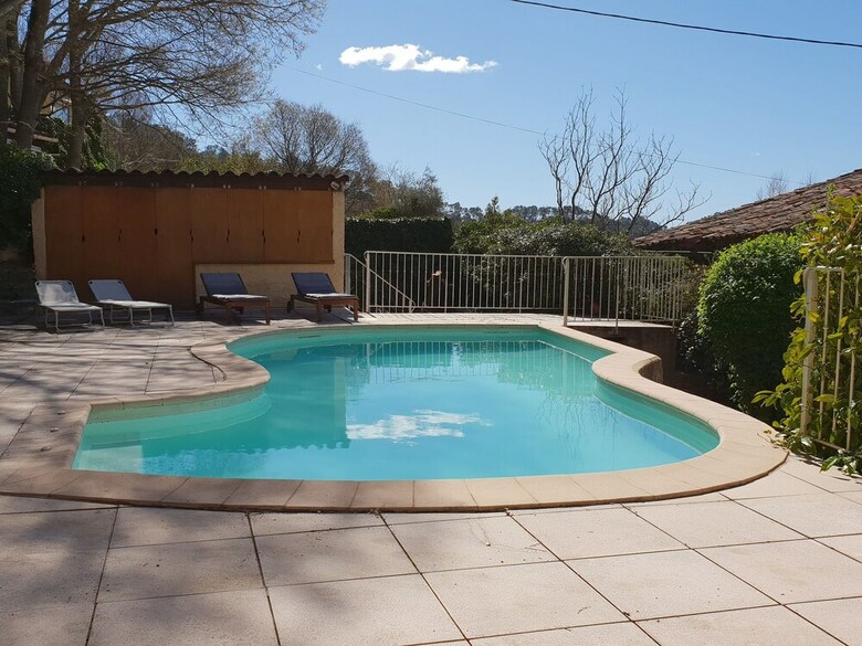 Charming Villa In Meounes-les-montrieux With Jacuzzi