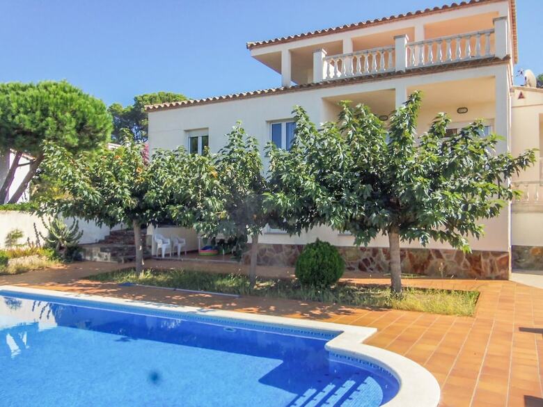 Spacious Holiday Home In L'escala With Swimming Pool