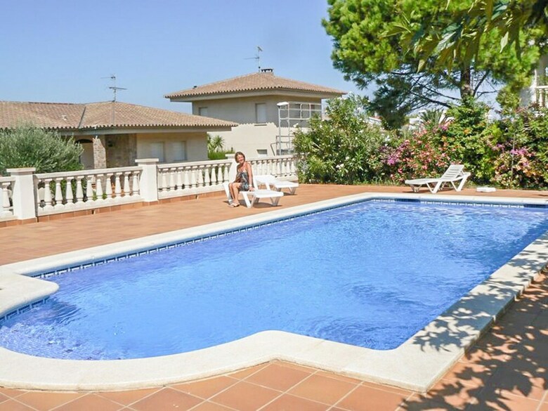 Spacious Holiday Home In L'escala With Swimming Pool