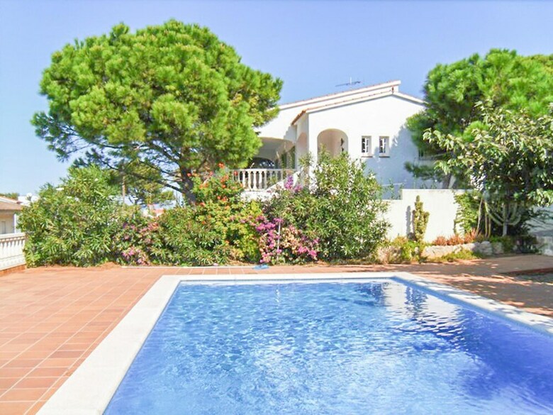 Spacious Holiday Home In L'escala With Swimming Pool