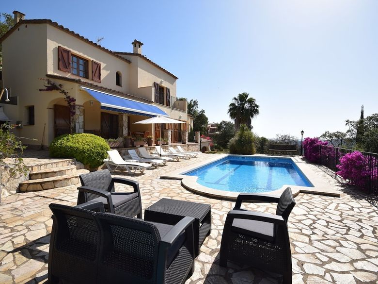 Deluxe Villa In Calonge With Private Pool
