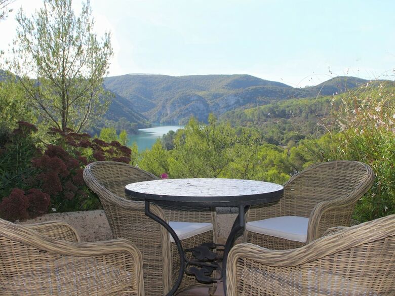 Idyllic Villa In Esparron-de-verdon With Barbecue