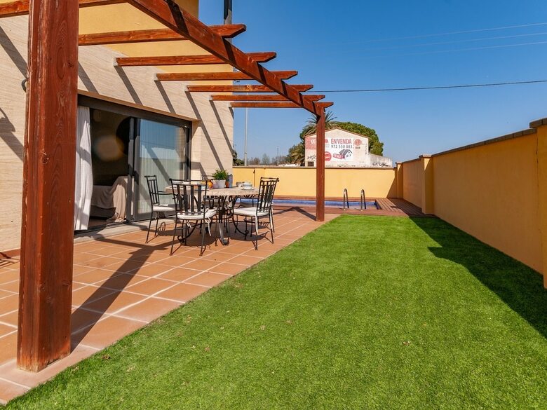 Cozy Holiday Home In Urbanitzaci� Bon Relax With Pool