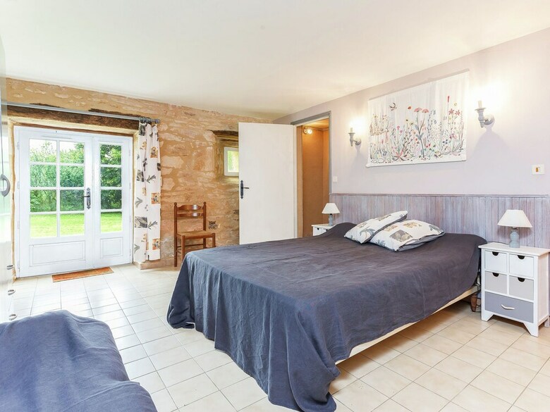 Serene Holiday Home In Besse With Swimming Pool