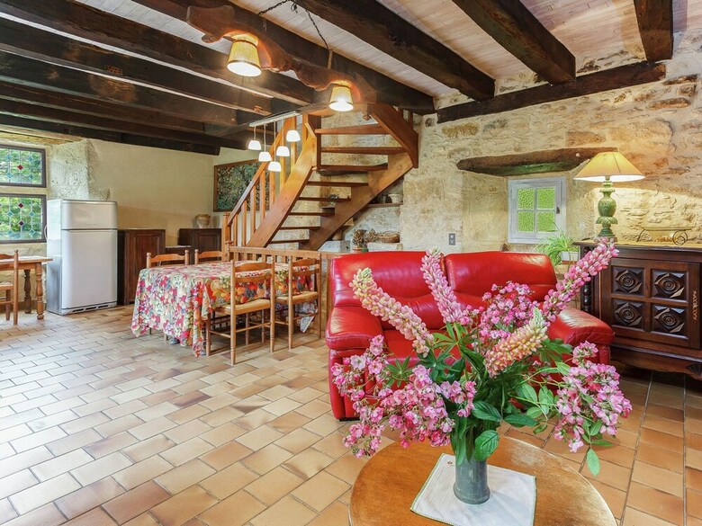 Serene Holiday Home In Besse With Swimming Pool