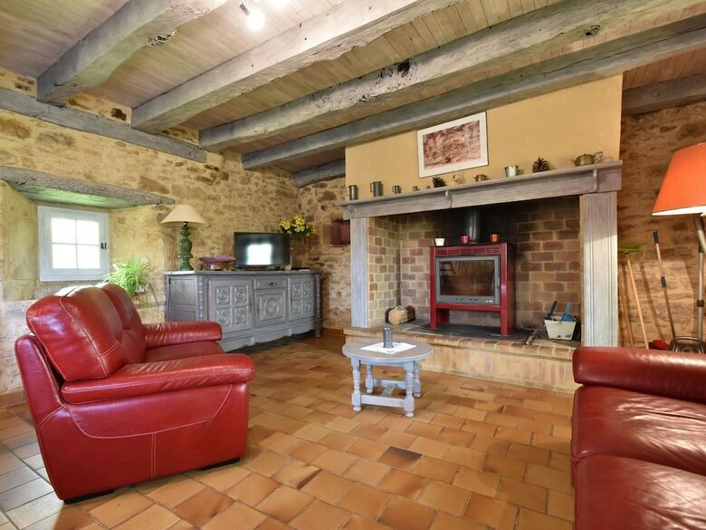 Serene Holiday Home In Besse With Swimming Pool