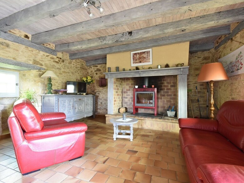 Serene Holiday Home In Besse With Swimming Pool