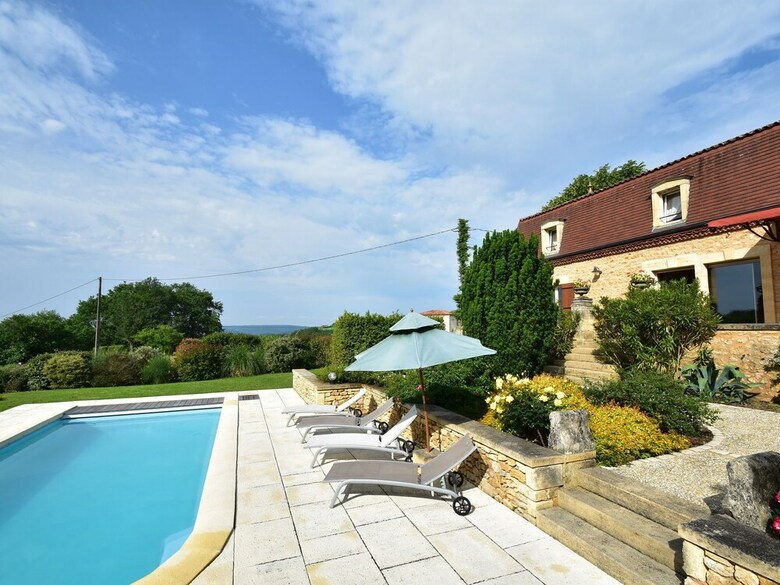 Cozy Holiday Home In Coux-et-bigaroque With A Private Pool