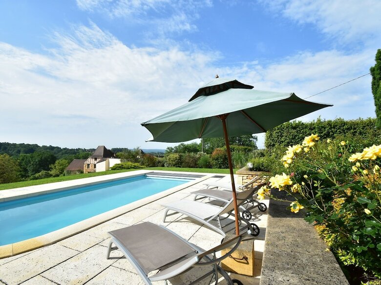 Cozy Holiday Home In Coux-et-bigaroque With A Private Pool