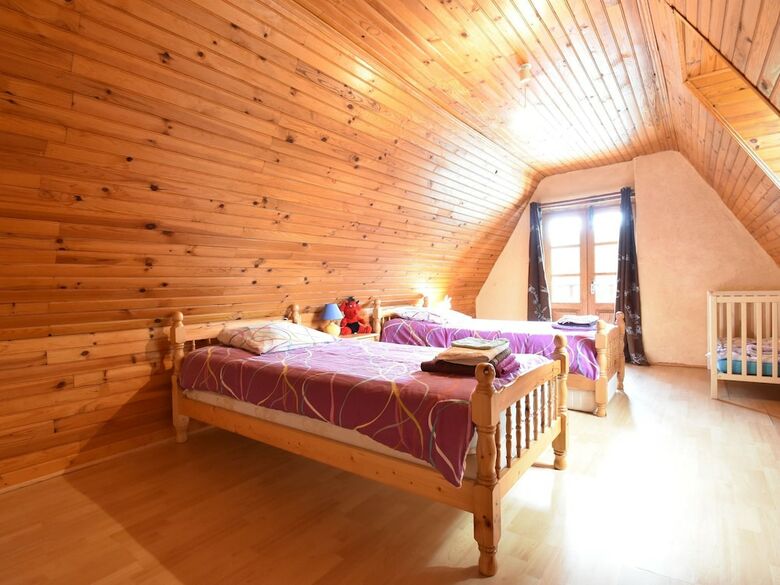 Cozy Holiday Home In Saint-l�on-sur-v�z�re With Pool