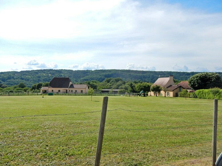 Cozy Holiday Home In Saint-l�on-sur-v�z�re With Pool