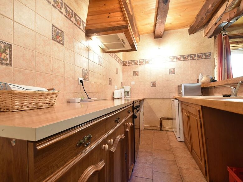 Cozy Holiday Home In Saint-l�on-sur-v�z�re With Pool
