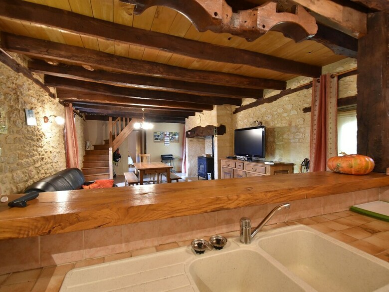 Cozy Holiday Home In Saint-l�on-sur-v�z�re With Pool