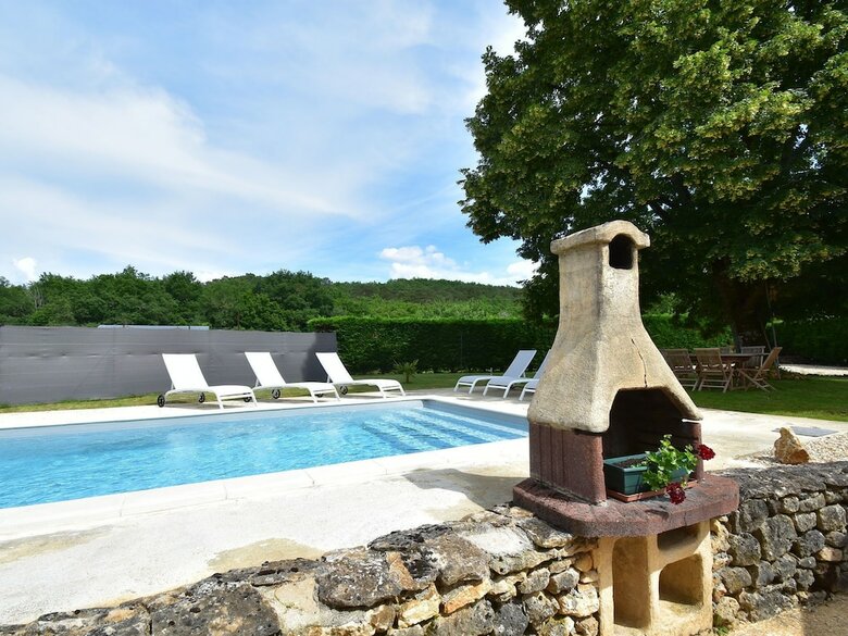 Cozy Holiday Home In Saint-l�on-sur-v�z�re With Pool