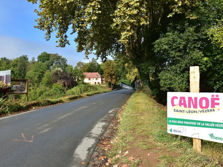 Cozy Holiday Home In Saint-l�on-sur-v�z�re With Pool