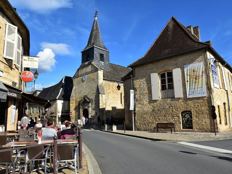 Cozy Holiday Home In Saint-l�on-sur-v�z�re With Pool