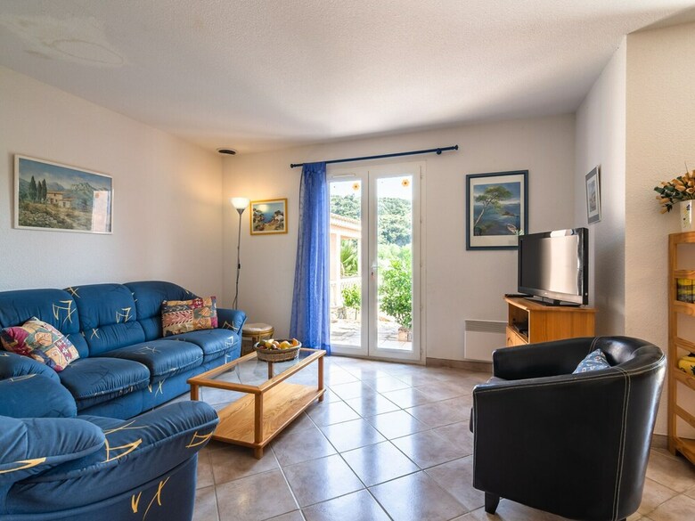 Spacious Villa In Roquebrun With Swimming Pool