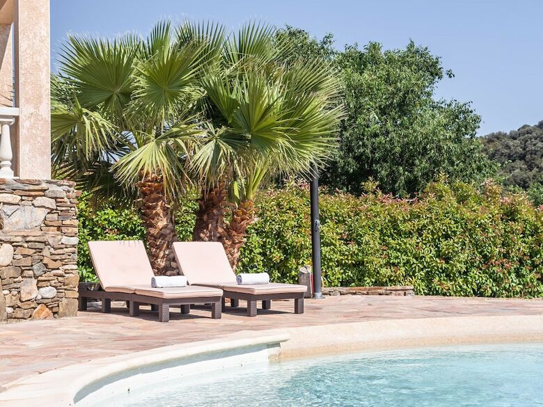 Spacious Villa In Roquebrun With Swimming Pool