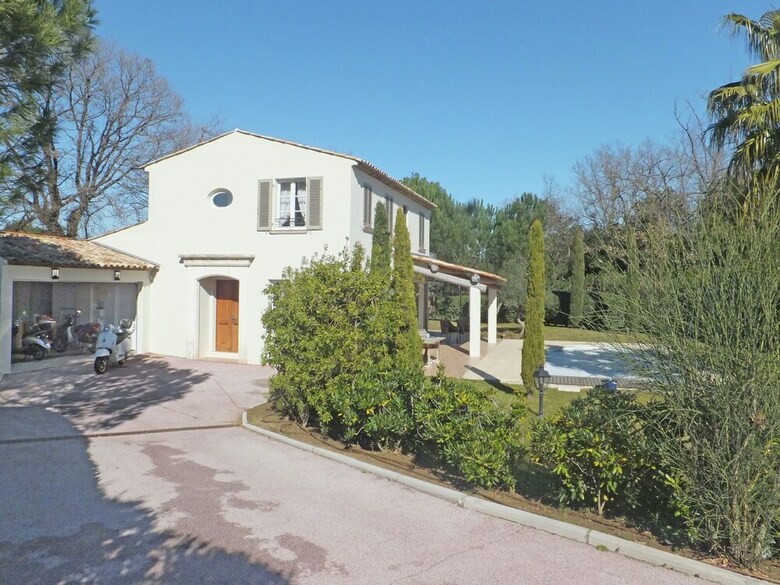 Plush Villa In Saint Tropez With Artistic Interiors & Pool