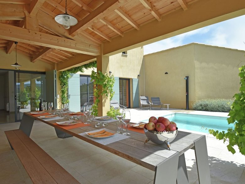 Lavish Villa In Malauc�ne With Private Garden