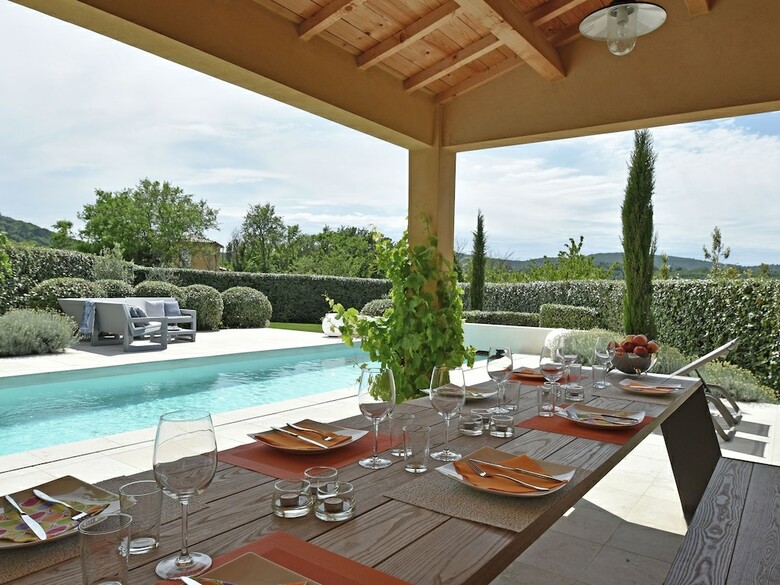 Lavish Villa In Malauc�ne With Private Garden