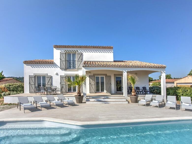 Luxury Villa In Aigne With Swimming Pool