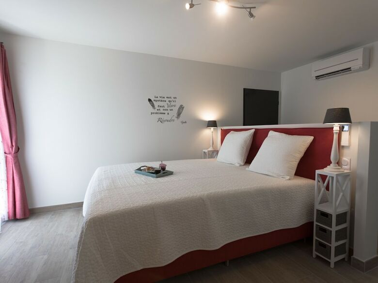 Luxury Villa In Aigne With Swimming Pool