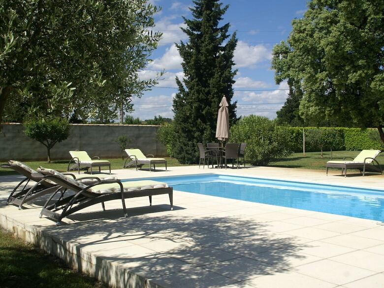 Cozy Villa In Sorgues With Swimming Pool