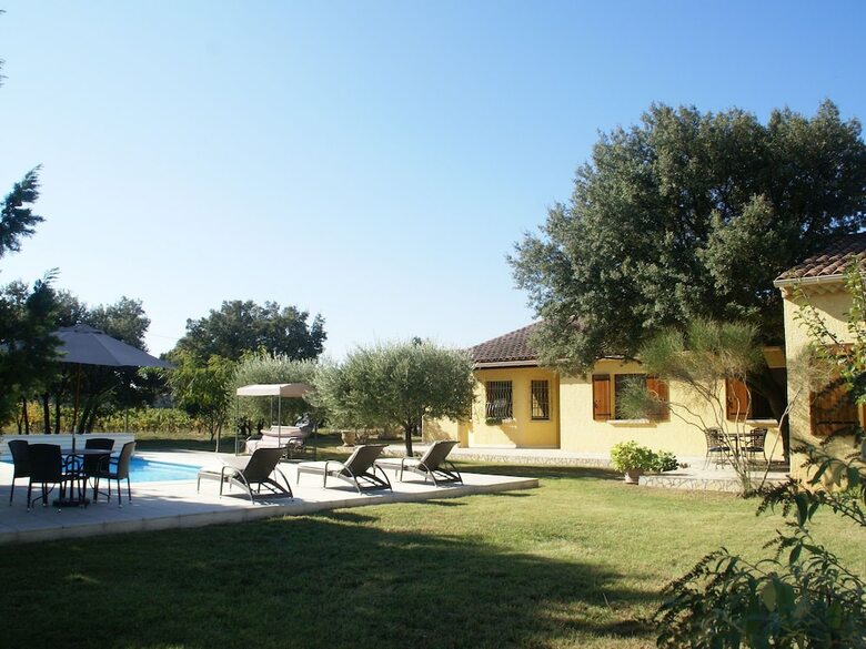 Cozy Villa In Sorgues With Swimming Pool
