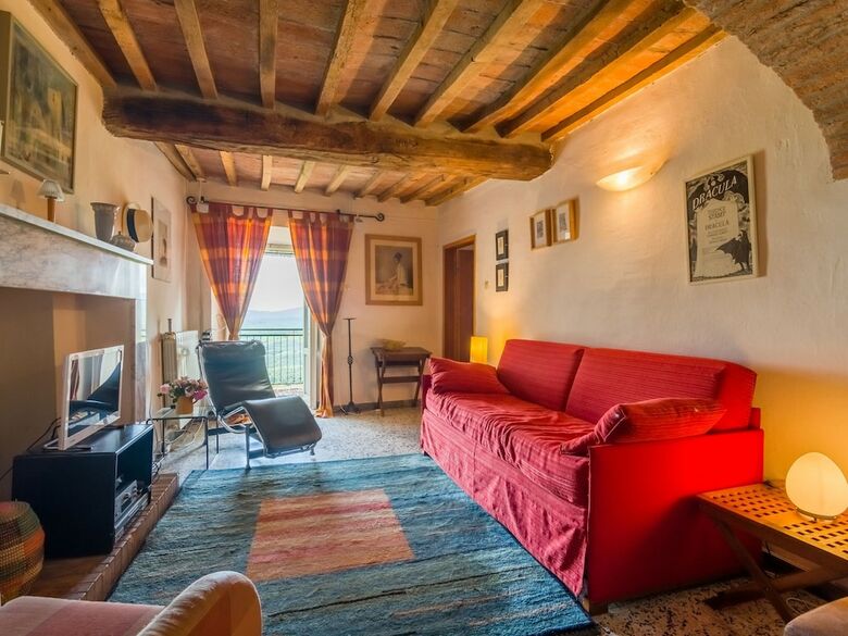 Cozy Holiday Home In Montecastelli Pisano With Balcony