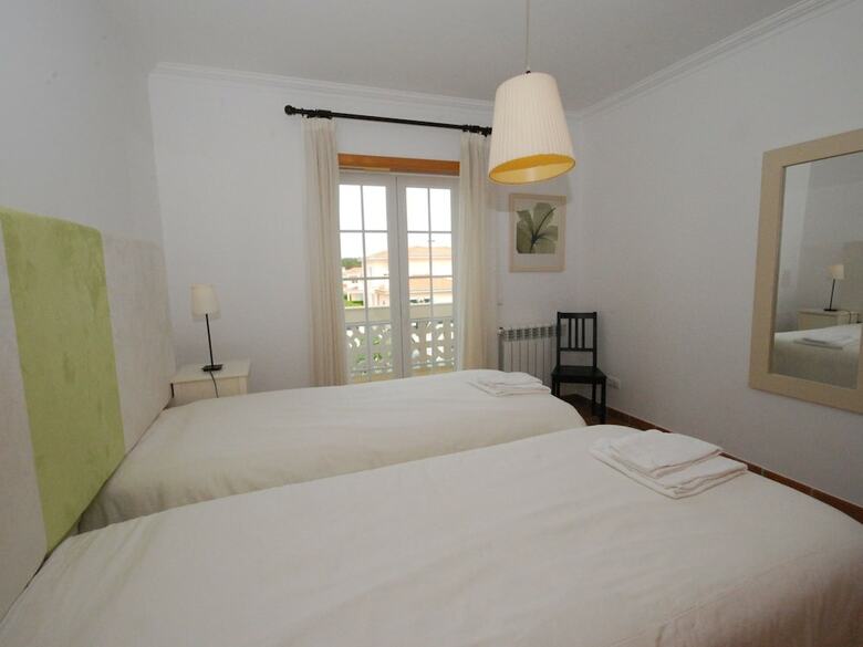 Modern Apartment In �bidos With Pool