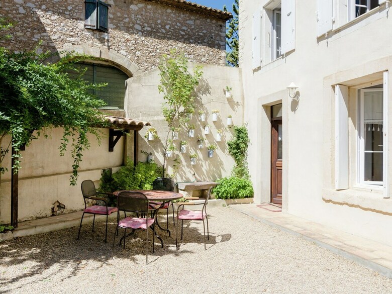 Welcoming Villa With Private Garden In Bages
