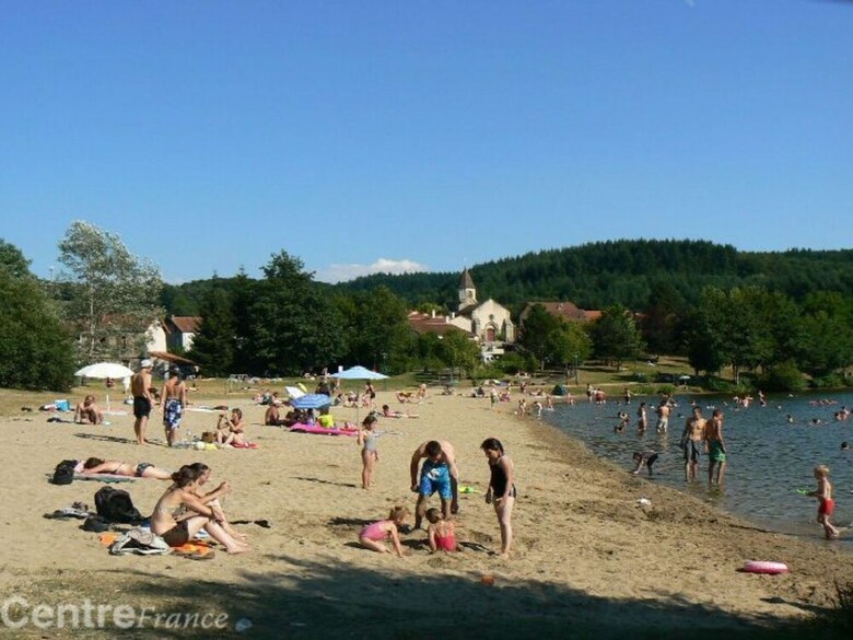 Spacious Holiday Home Near Lake In Le Quartier