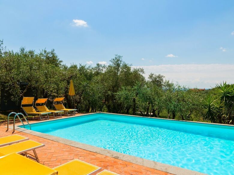 Amazing Farmhouse In Montecatini Terme With Jacuzzi