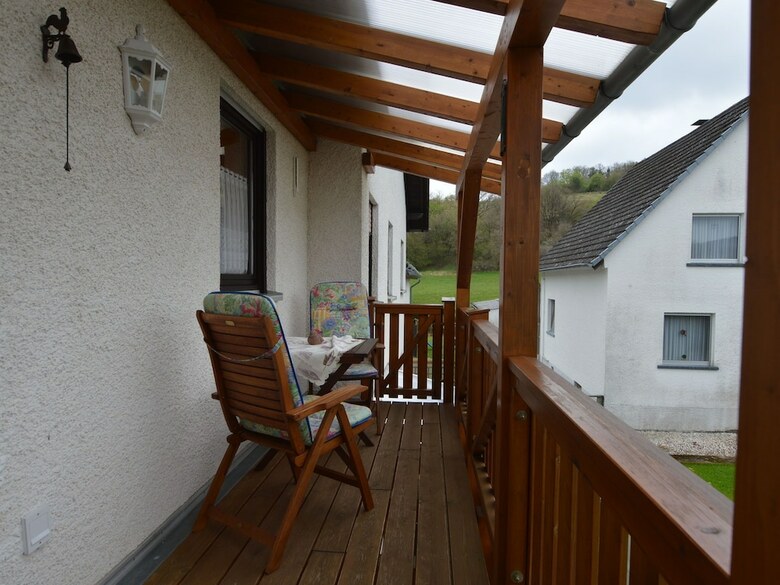 Charming Apartment In Daun Near Lake