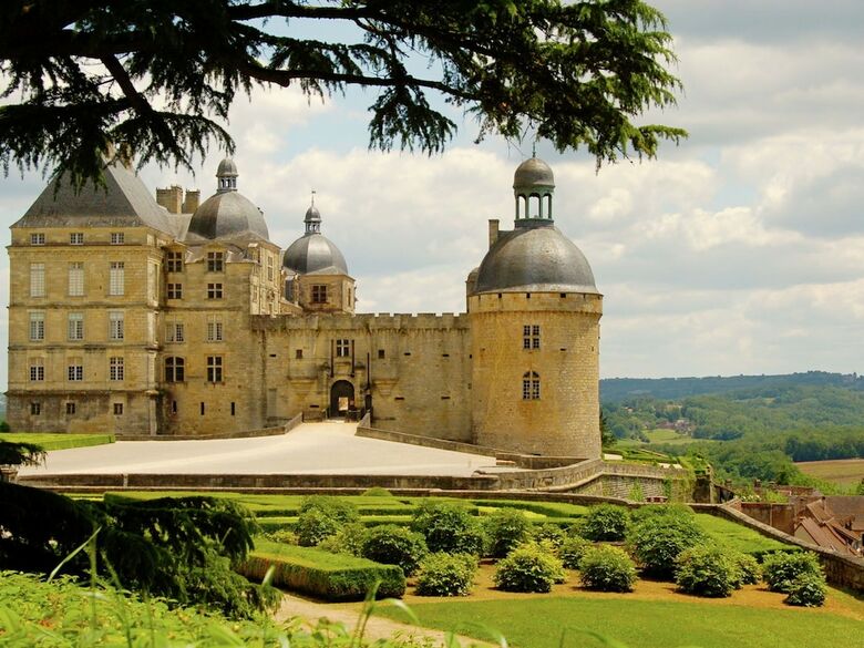Cosy Holiday Home With All Modern Comforts, Set On A Hill With Nice Views