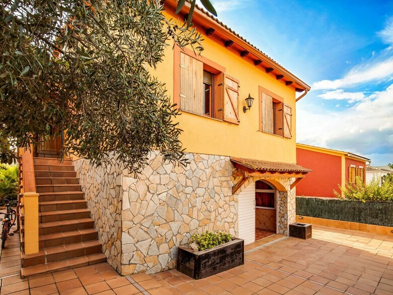 Luxurious Holiday Home In Vendrell With Swimming Pool