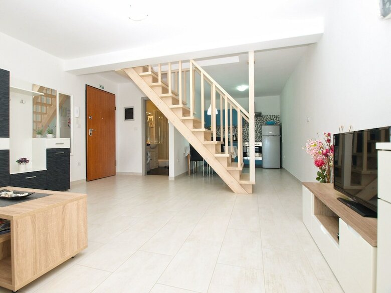 Apartment 1819