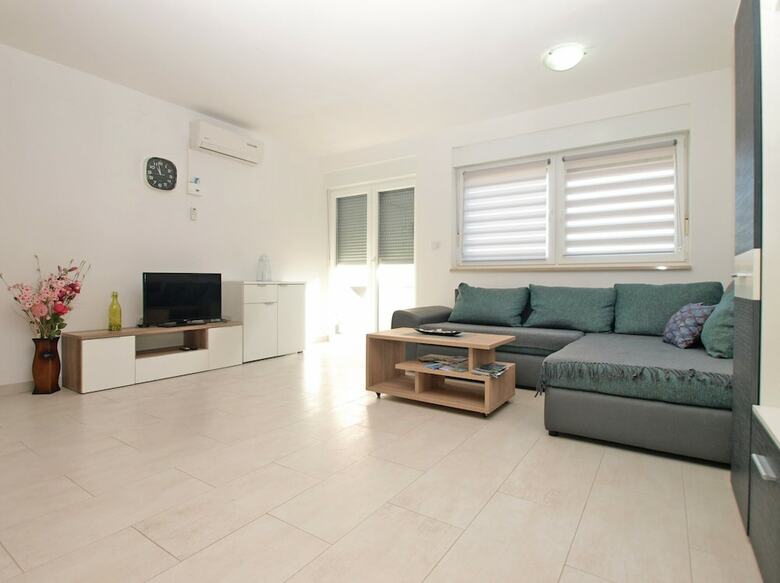 Apartment 1819