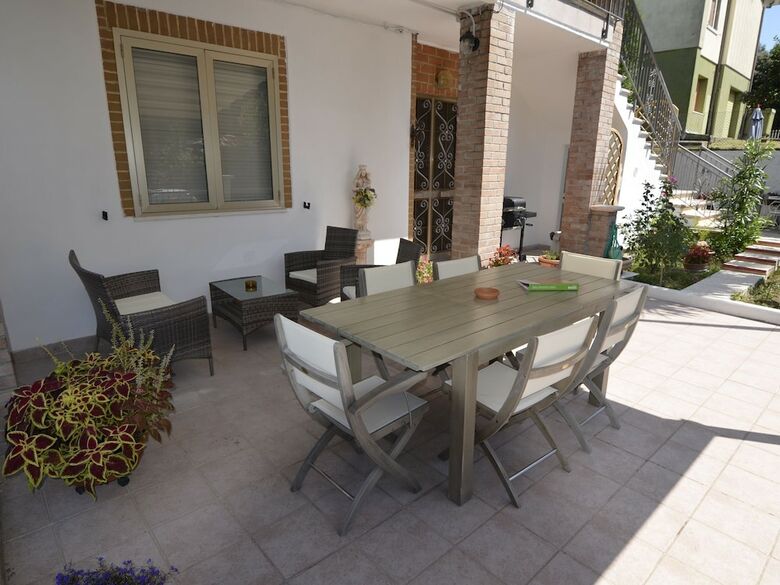 Pleasant Apartment With Courtyard, Terrace, Parasol, Balcony