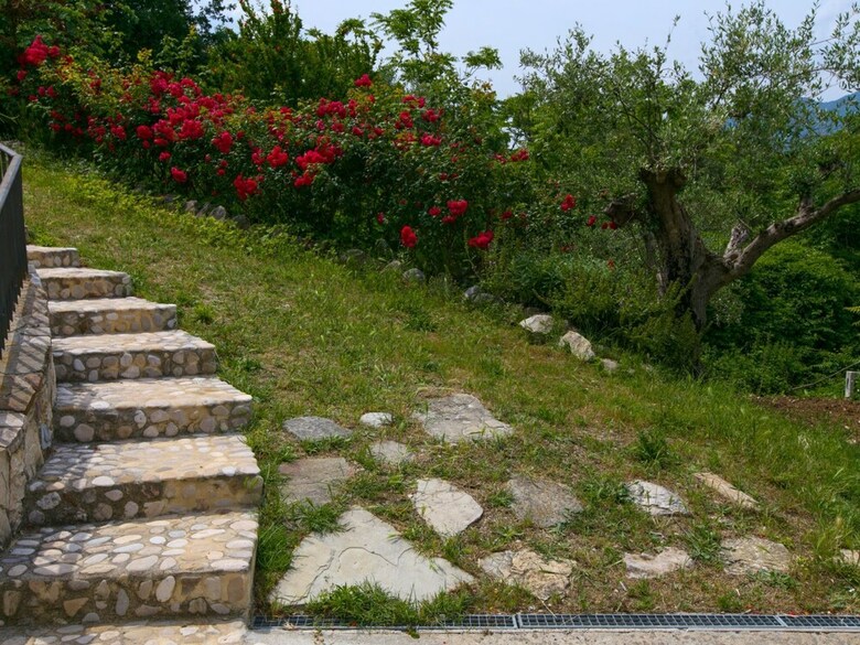 Vibrant Cottage Near Lake In Bomba