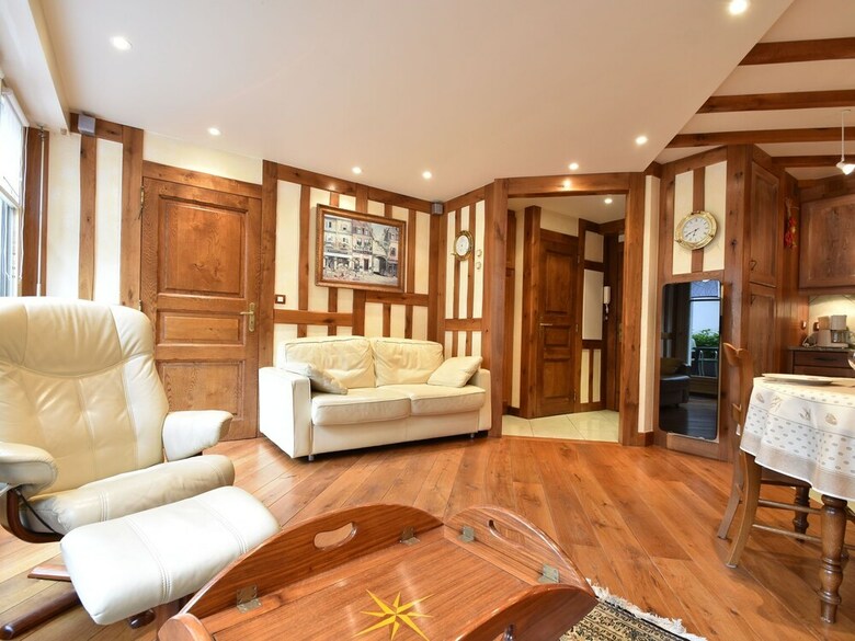 Cosy Apartment In Honfleur With A Private Garden