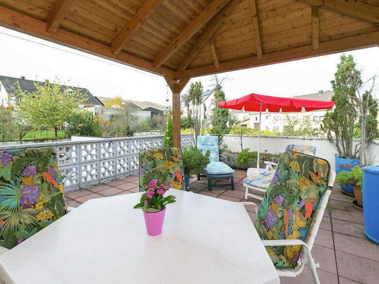 Cozy Apartment In Trittenheim With Balcony