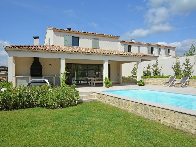 Vibrant Villa In Malauc�ne With Private Garden