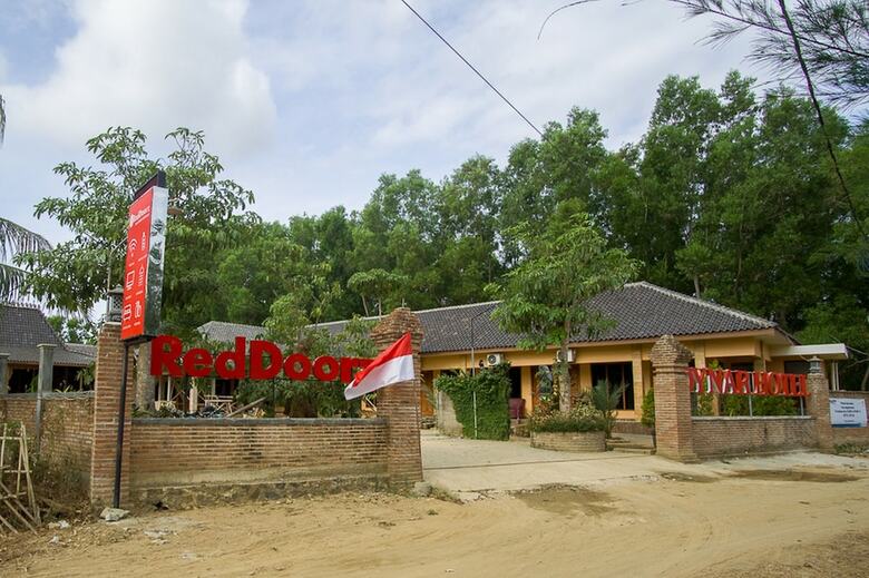 Hotel Reddoorz Plus @ Pancer Door Beach