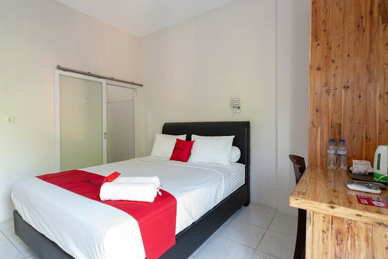 Hotel Reddoorz Plus Syariah @ Raya Nginden 2