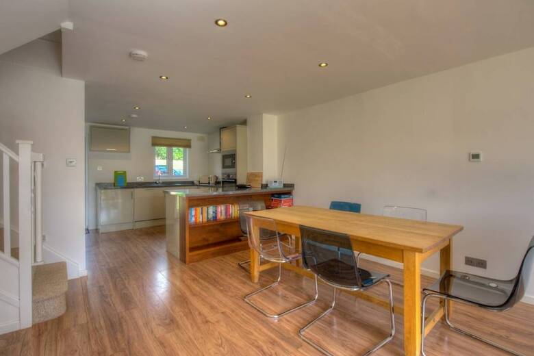 Stunning Lakeside Lodge Within Cotswold Water Park