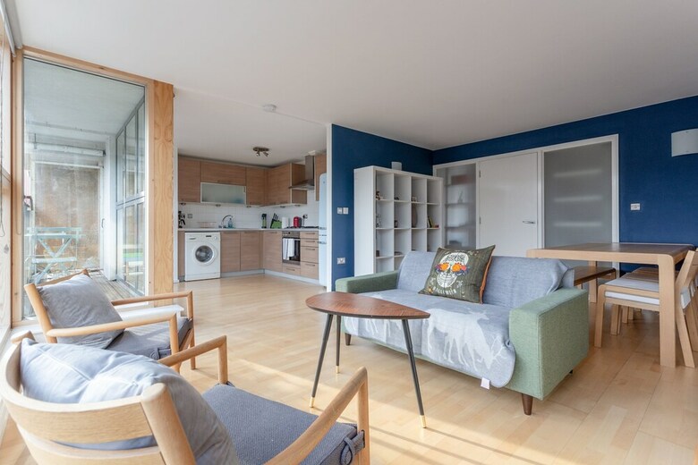 Spacious 2 Bedroom Canal Side Apartment With Balcony