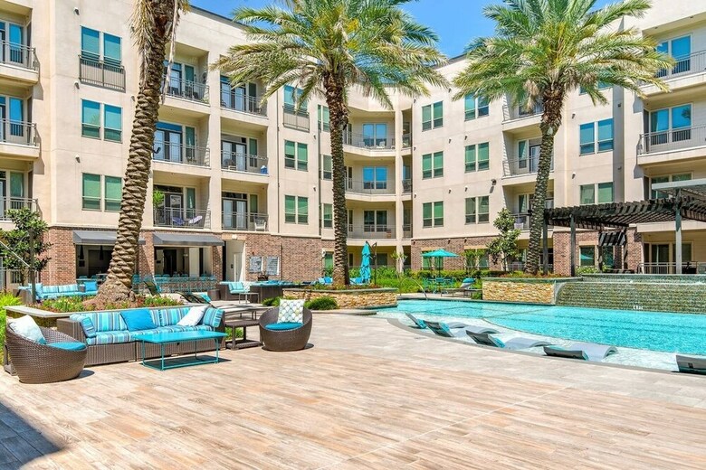 Upscale Condo Close To Downtown - Parking Included
